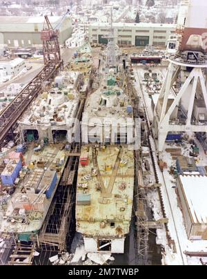 Vue en hauteur de la frégate de missile guidé UNDERWOOD (FFG-36), à droite, sur les voies du chantier naval Bath Iron Works avant la luanque. Une autre frégate de classe PERRY DE DANGER OLIVER est en cours de constance dans l'espace suivant. Base: Bath État: Maine (ME) pays: Etats-Unis d'Amérique (USA) Banque D'Images