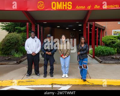 Reginald Miller, responsable des ressources scolaires (OSR), Crossroads Elementary et Quantico Middle High School, pose pour une photo avec des élèves de Quantico Middle High School on Marine corps base Quantico, Virginie, 13 mai 2022. M. Miller est sur le point de prendre sa retraite après avoir occupé pendant plus de huit ans un poste de SRO à Quantico, pendant plus de 40 ans un poste de réserviste dans l'Armée et pendant 30 ans un poste combiné d'officier de police dans les secteurs civil et militaire. Banque D'Images