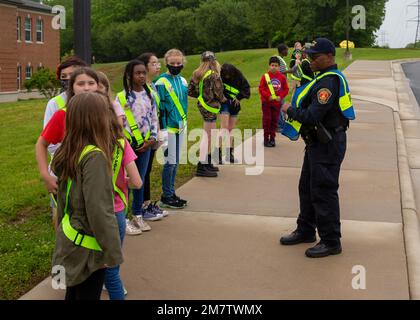 Reginald Miller, agent de ressources scolaires, Crossroads Elementary et Quantico Middle High School, interagit avec les élèves de la patrouille de sécurité des élèves de l’école Crossroads Elementary School, sur la base des corps maritimes de Quantico, en Virginie, en 13 mai 2022. La patrouille de sécurité de l'école accueille les élèves à l'école le matin, s'assure que les élèves utilisent des passages pour piétons et qu'ils entrent à l'école en toute sécurité. Banque D'Images