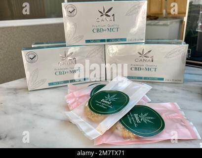 Bangkok, Thaïlande. 08th janvier 2023. Biscuits au cannabis et cannabis médical, pris au magasin de cannabis Kingdom dans le district de Silom. Depuis que le gouvernement thaïlandais a étonnamment légalisé le cannabis en juin 2022, le pays est devenu la nouvelle Mecque des fans de marijuana du monde entier. Le ministère de la Santé a maintenant publié un guide pour les touristes. Il vise à expliquer aux vacanciers thaïlandais ce qui est permis et ce qui reste illégal. (À dpa ''Cannabis guide' pour les touristes: Comment la Thaïlande est devenue un paradis de stoner') Credit: Carola Frentzen/dpa/Alay Live News Banque D'Images