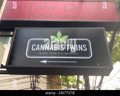 Bangkok, Thaïlande. 08th janvier 2023. Panneau à un magasin de cannabis sur Sala Daeng Road. Depuis que le gouvernement thaïlandais a étonnamment légalisé le cannabis en juin 2022, le pays est devenu la nouvelle Mecque des fans de marijuana du monde entier. Le ministère de la Santé a maintenant publié un guide pour les touristes. Il vise à expliquer aux vacanciers thaïlandais ce qui est permis et ce qui reste illégal. (À dpa ''Cannabis guide' pour les touristes: Comment la Thaïlande est devenue un paradis de stoner') Credit: Carola Frentzen/dpa/Alay Live News Banque D'Images