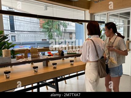 Bangkok, Thaïlande. 08th janvier 2023. Deux femmes clientes regardent la marijuana offerte au magasin « Cannabis Kingdom » dans le quartier de Silom. Depuis que le gouvernement thaïlandais a étonnamment légalisé le cannabis en juin 2022, le pays est devenu la nouvelle Mecque des fans de marijuana du monde entier. Le ministère de la Santé a maintenant publié un guide pour les touristes. Il vise à expliquer aux vacanciers thaïlandais ce qui est permis et ce qui reste illégal. (À dpa ''Cannabis guide' pour les touristes: Comment la Thaïlande est devenue un paradis de stoner') Credit: Carola Frentzen/dpa/Alay Live News Banque D'Images