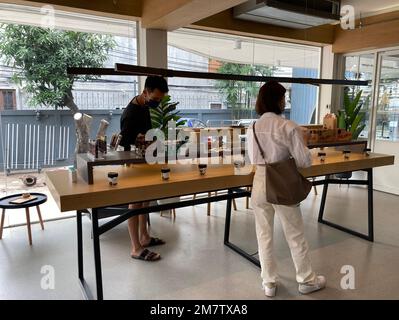 Bangkok, Thaïlande. 08th janvier 2023. Les clients regardent ce qui est en offre dans le magasin « Cannabis Kingdom » dans le quartier de Silom. Depuis que le gouvernement thaïlandais a étonnamment légalisé le cannabis en juin 2022, le pays est devenu la nouvelle Mecque des fans de marijuana du monde entier. Le ministère de la Santé a maintenant publié un guide pour les touristes. Il vise à expliquer aux vacanciers thaïlandais ce qui est permis et ce qui reste illégal. (À dpa ''Cannabis guide' pour les touristes: Comment la Thaïlande est devenue un paradis de stoner') Credit: Carola Frentzen/dpa/Alay Live News Banque D'Images