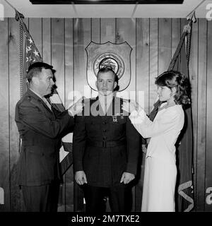 LE MGÉN Lawrence F. Sullivan, commandant général de la base de logistique du corps des Marines, fait la promotion de SSGT L. Miller au poste de adjudant. Mme L. Miller aide le général à se mettre dans les bars de son mari. Base: Albany État: Géorgie (GA) pays: États-Unis d'Amérique (USA) Banque D'Images