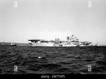 Une vue tribord de la guerre anti-sous-marine soutient le porte-avions ex-USS INTREPID (CVS-11) sous le remorquage. L'INTREPID est sur le chemin de Bayonne, New Jersey pour être réaménagé et ouvert comme un musée. Base: New York Bay État: New York (NY) pays: Etats-Unis d'Amérique (USA) Banque D'Images