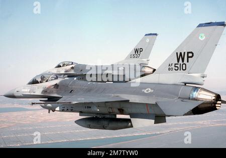 Vue du côté gauche de deux F-16 Fighting Falcon Aircraft volant en formation pendant l'exercice Team Spirit '82. Sujet opération/série: TEAM SPIRIT '82 pays: Corée du Sud Banque D'Images