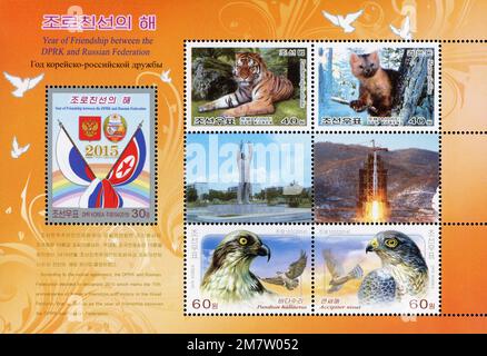 2015 jeu de timbres de la Corée du Nord. Année de l'amitié avec la Russie. Drapeaux russes et RPDC attachés ensemble Banque D'Images