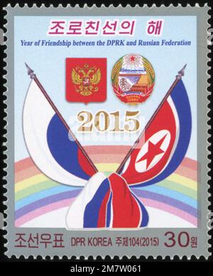 2015 jeu de timbres de la Corée du Nord. Année de l'amitié avec la Russie. Drapeaux russes et RPDC attachés ensemble Banque D'Images