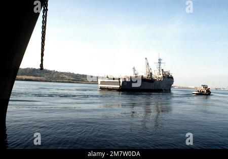 Vue à tribord du bateau d'atterrissage USS MOUNT VERNON (LSD 39) au départ de Subic Bay. Pays: Philippines (PHL) Banque D'Images