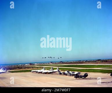 Des hélicoptères espagnols volent en formation au-dessus de l'aérodrome. Base: Station navale, Rota pays: Espagne (ESP) Banque D'Images