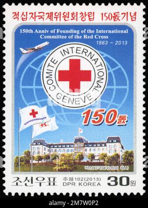 Timbre-poste nord-coréen de 2013 célébrant le 150ème anniversaire du Comité international de la Croix-Rouge (CICR) avec siège à Genève. Banque D'Images