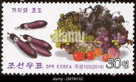 2014 jeu de timbres de la Corée du Nord. Légumes et fruits. Aubergine et raisin Banque D'Images