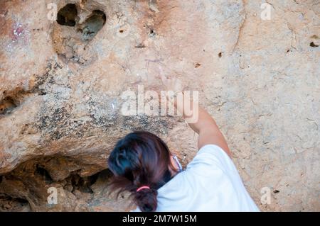 Guide montrant les peintures rupestres d'Abracs de l'Ermita, le plus important complexe d'art rupestre espagnol Levantine de Catalogne, 8000 ans, Ulldecona, Banque D'Images