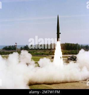 Un missile de soutien de champ de bataille Pershing IA (MCM-31A) se soulève du complexe 16 lors d'un lancement d'essai. Trois missiles ont été lancés rapidement à 10 h 01, 10 h 17 et 11 h 26 EST. Base: Cape Canaveral Air Force Station État: Floride (FL) pays: États-Unis d'Amérique (USA) Banque D'Images