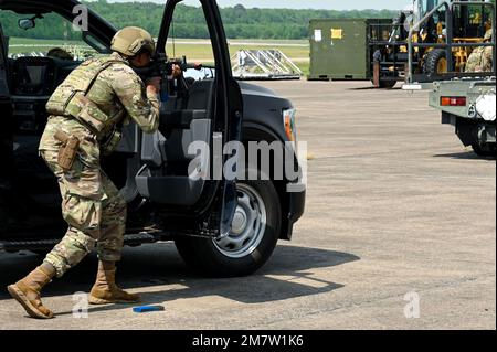 Un Airman affecté à l'escadron 19th des forces de sécurité engage une force opposée simulée lors de la ROCKI 22-03 à la base aérienne de Little Rock, Arkansas, 14 mai 2022. Conçus pour valider les capacités de préparation du spectre complet de l'aile de transport aérien, les exercices ROCKI sont généralement divisés en phases distinctes, chacune délibérément destinée à évaluer l'aile dans diverses fonctions de combat. Banque D'Images