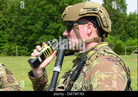 Un Airman affecté à l'escadron 19th des forces de sécurité utilise une radio portative pour relayer l'information à la suite d'un engagement avec des forces opposées pendant la ROCKI 22-03 à la base aérienne de Little Rock, Arkansas, 14 mai 2022. Le ROCKI 22-03 a été le point culminant d’une série d’exercices conçus pour peaufiner les concepts de l’escadre de commandement C-130, y compris la capacité de l’élément Force de commandement et de contrôle de se déployer rapidement dans une base d’opérations principale de théâtre pour commander et contrôler les biens de la Force aérienne de mobilité. Banque D'Images