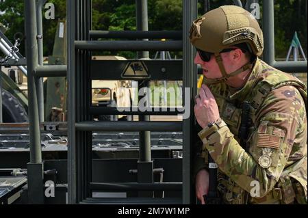 Un Airman affecté à l'escadron 19th des forces de sécurité engage une force opposée simulée lors de la ROCKI 22-03 à la base aérienne de Little Rock, Arkansas, 14 mai 2022. Conçus pour valider les capacités de préparation du spectre complet de l'aile de transport aérien, les exercices ROCKI sont généralement divisés en phases distinctes, chacune délibérément destinée à évaluer l'aile dans diverses fonctions de combat. Banque D'Images