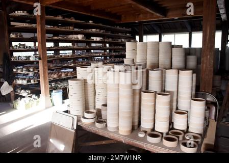 Atelier traditionnel de porcelaine dans la ville d'Arita au Japon, un célèbre centre de production de porcelaine Banque D'Images