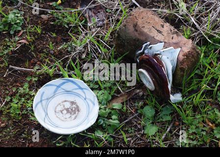 Morceaux de porcelaine cassés - restes d'un four traditionnel en céramique dans la ville d'Arita au Japon, un célèbre centre de production de poterie Banque D'Images