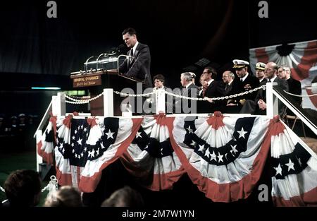 Un dignitaire parle lors de la cérémonie de lancement du sous-marin d'attaque nucléaire ALBUQUERQUE (SSN-706). Base : base navale sous-marine, Groton État : Connecticut (CT) pays : États-Unis d'Amérique (USA) Banque D'Images