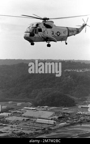 Vue aérienne avant gauche d'un hélicoptère SH-3 Sea King du Fleet composite Squadron 5 (VC-5). Pays: Philippines (PHL) Banque D'Images