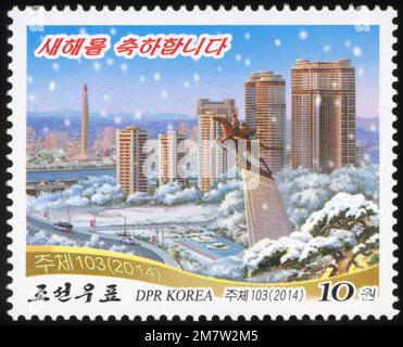 2014 Timbre de la Corée du Nord. Nouvelle année. Rue Changjon vue depuis Moran Hill en hiver Banque D'Images