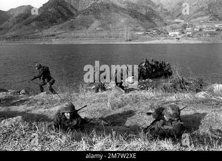 Les membres du 1st Bataillon, 21st infanterie, 25th Division d'infanterie, se préparent à traverser la rivière Bug Han Gang pendant l'équipe d'entraînement conjointe Corée du Sud/États-Unis SPIRIT '82. Sujet opération/série: TEAM SPIRIT '82 base: Bug Han Gang pays: République de Corée (ROK) Banque D'Images