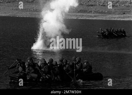 Troupes d'infanterie du 1st BN., 21st Inf., 25th Inf. Div., traversez la rivière Bung Han Gang de 400 yards dans des radeaux en caoutchouc pendant l'exercice conjoint Corée/États-Unis d'entraînement Team Spirit '82. Objet opération/série: TEAM SPIRIT '82 base: Bung Han Gang pays: République de Corée (KOR) Banque D'Images