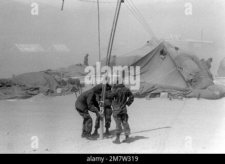 Le personnel du 3rd Bataillon, 8th Marine Regiment, répare un poteau de service de communications pendant un orage. Les hommes participent à l'opération CAX 4-81. Objet opération/série: CAX 4-81 base: Twentynine Palms État: Californie (CA) pays: États-Unis d'Amérique (USA) Banque D'Images