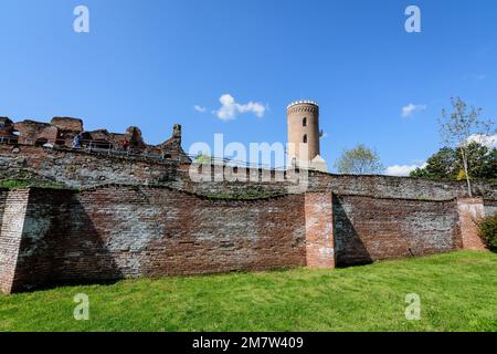 Parc Chindia (Parcul Chindia) près des anciens bâtiments en pierre et des ruines de la Cour royale de Targoviste (Curtea Domneasca) dans la partie historique de Banque D'Images