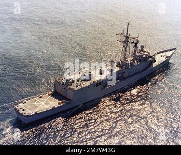 Vue aérienne à tribord de la frégate de missiles guidé de la classe Oliver Hazard Perry USS JOHN L. HALL (FFG 32) en cours. Pays: Océan Atlantique (AOC) Banque D'Images