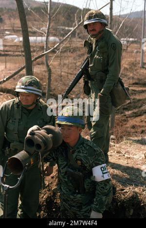 Des membres de la division d'infanterie 25th de la caserne Schofield, à Hawaï, et un membre du bataillon de chars de la République de Corée de 2nd, ont mis en évidence l'emplacement des forces Orange en utilisant le mécanisme visuel sur une arme antichar M-47 Dragon lors de l'exercice d'entraînement conjoint entre la République de Corée et les États-Unis Team Spirit '82. Objet opération/série: TEAM SPIRIT '82 base: Cheop Yeong pays: République de Corée (KOR) Banque D'Images