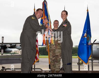 Le lieutenant-colonel Kira Coffey, commandant entrant de l'escadron de transport aérien 36th, à droite, reçoit un guide du colonel Kevin Martin, commandant du Groupe des opérations 374th, au cours de la cérémonie de changement de commandement 36th, à 13 mai 2022, à la base aérienne de Yokota, au Japon. La réception du guide signifie que Coffey accepte la commande du 36th AS. Banque D'Images