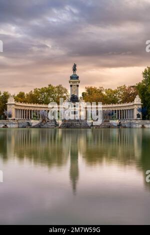 Monument à Alfonso XII, Parc du Buen Retiro (Parque del Retiro), Madrid, Espagne Banque D'Images