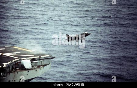 Un avion AV-8A Harrier part du navire d'assaut amphibie USS NASSAU (LHA-4). Pays: Océan Atlantique (AOC) Banque D'Images