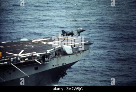 Vue du côté droit d'un avion AV-8A Harrier qui décale du navire d'assaut amphibie USS NASSAU (LHA-4). Pays: Océan Atlantique (AOC) Banque D'Images