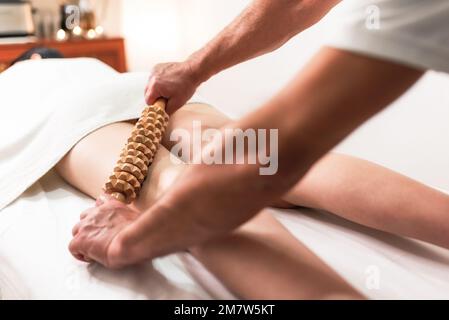 Outil à roulettes en bois pour le massage anti cellulite. Massage des jambes. Banque D'Images