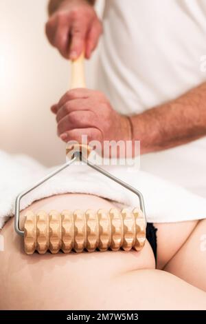 Nouvelle thérapie moderne. Femme en traitement de massage anti cellulite. Banque D'Images