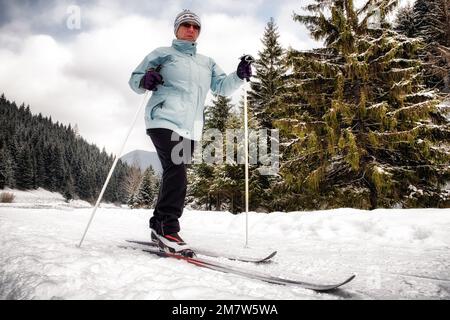 Senior actif. Ski de fond. Sports d'hiver Banque D'Images