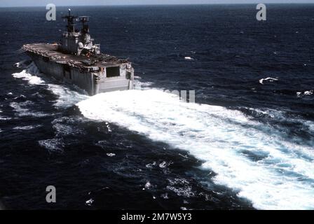 Vue aérienne du quartier portuaire du navire d'assaut amphibie USS NASSAU (LHA-4) en cours. Pays: Océan Atlantique (AOC) Banque D'Images