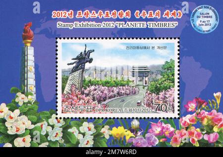 Bloc-feuillet nord-coréen de 2012 pour l'exposition des timbres de Paris représentant la statue de Chollima, l'Arc de Triomphe et la Tour du Juche à Pyongyang. Banque D'Images