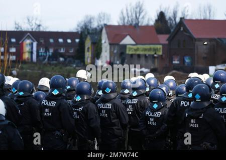 Erkelenz, Allemagne. 11th janvier 2023. Des policiers se trouvent à la périphérie de la ville minière occupée de Lützerath. Credit: Rolf Vennenbernd/dpa/Alay Live News Banque D'Images