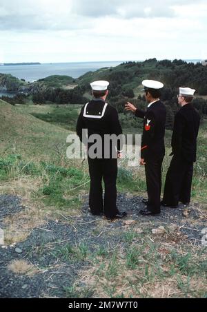 Trois hommes d'équipage du navire de munitions USS PYRO (AE-24) voient les sites pendant un appel de port de croiseur d'entraînement. Les hommes sont, de gauche à droite, HM3 William Loftis, EM1 Albert Macaraeg et Sr Robert Boggs. Base: Kodiak État: Alaska (AK) pays: États-Unis d'Amérique (USA) Banque D'Images