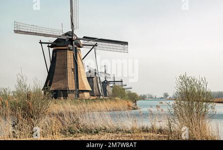 Magnifique paysage hollandais de moulin à vent à Kinderdijk aux pays-Bas. Banque D'Images