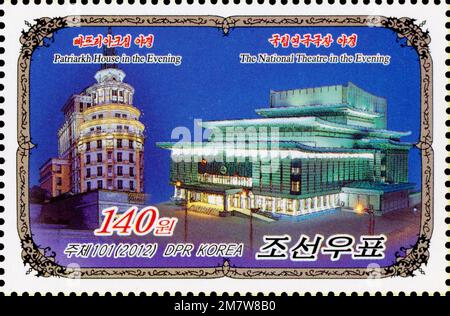 2012 jeu de timbres de la Corée du Nord. Bâtiments architecturaux de Pyongyang et Moscou. Patriarkh House et le Théâtre national Banque D'Images