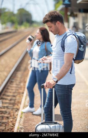 belle séparation de couple à la gare Banque D'Images