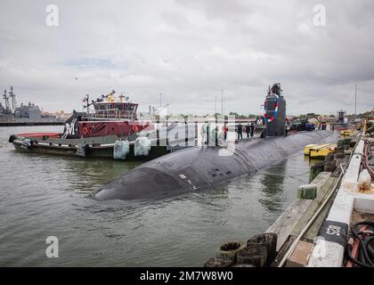 Le sous-marin d'attaque rapide de classe Los Angeles USS Albany (SSN 753) se trouve sur le quai de la base navale de Norfolk, 14 mai 2022. Albany est revenue après un déploiement de six mois qui a soutenu les intérêts de sécurité nationale et les opérations de sécurité maritime en mer. Banque D'Images