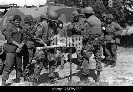 Les reporters de journaux se réunissent autour d'un missile Redeye lorsqu'ils reçoivent un briefing personnel sur ce missile de la PART DU BGÉN Joseph E. Hopkins, commandant adjoint, 2nd Marine Division, Fleet Marine Force. Objet opération/série : CAQ 1082 base : fort Pickett État : Virginie (va) pays : États-Unis d'Amérique (USA) Banque D'Images