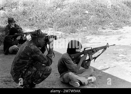 LE SGT Christopher Foster, instructeur du bataillon de missiles anti-armures légers de 4th, observe la cible comme Poolee (jeunes hommes et femmes dans le programme militaire d'entrée retardée) Larry Lerma tire le fusil M-16A1. Base: Fresno État: Californie (CA) pays: États-Unis d'Amérique (USA) Banque D'Images