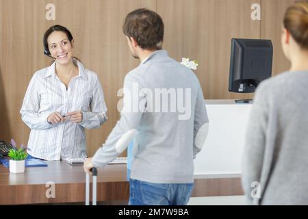 un homme à la réception de l'hôtel Banque D'Images